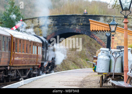 Départ de souffler, vintage, train à vapeur britannique sur la Severn Valley Railway heritage line laissant Arley pittoresque station vintage sous pont à arches. Banque D'Images