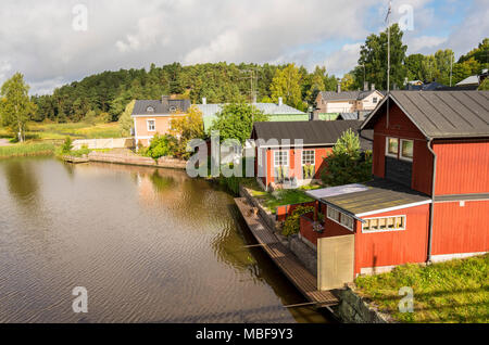 Maisons en bois peint dans la vieille ville de Porvoo en Finlande Banque D'Images