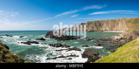 La baie rocheuse à Hartland Quay, Devon, Angleterre en été Banque D'Images