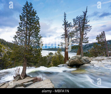 Lac Tahoe, Emerald Bay depuis le sommet de Lower Eagle Falls, Sierra Nevada, Californie, États-Unis Banque D'Images