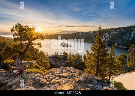Lac Tahoe, coucher de soleil à Emerald Bay, Sierra Nevada, Californie, États-Unis Banque D'Images