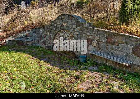 L'eau douce de Gush vieille fontaine dans le village de montagne des Balkans, près de la Bulgarie, Lokorsko Banque D'Images