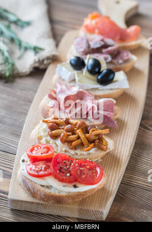 Crostini avec garnitures différentes Banque D'Images