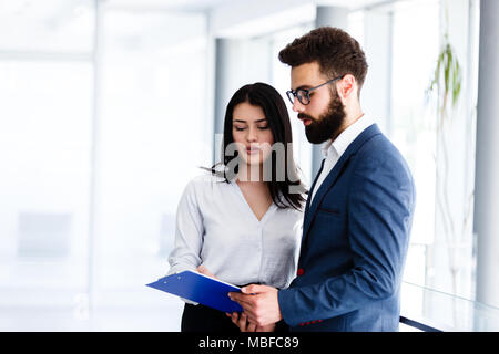 Couple d'affaires de discuter au sujet de leur travail et la façon de succès Banque D'Images