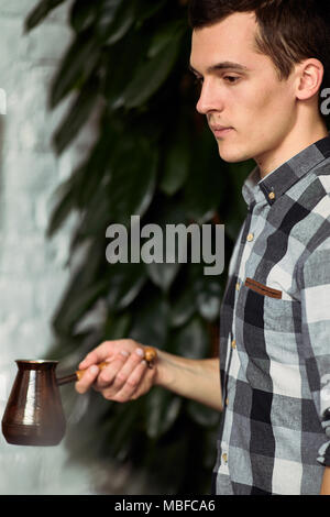 Man with coffee cup faire son travail sur le café place Banque D'Images