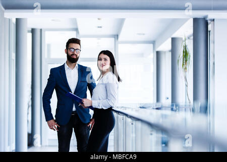 Couple d'affaires de discuter au sujet de leur travail et la façon de succès Banque D'Images