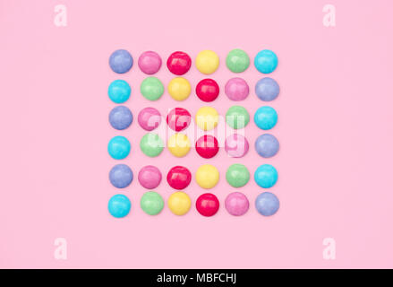 Colorée avec des bonbons et présent sur fond bleu. Banque D'Images