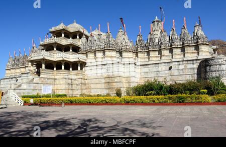 La partie extérieure d'Adinath Temple de Ranakpur Temples parmi les plus magnifiquement sculpté Jain temples en Inde Banque D'Images