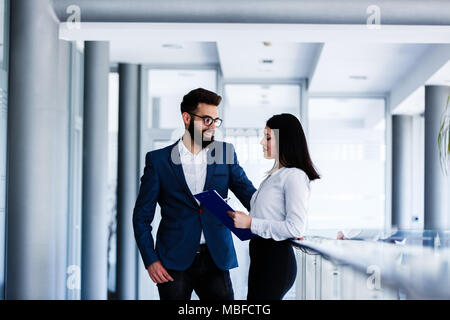 Couple d'affaires de discuter au sujet de leur travail et la façon de succès Banque D'Images