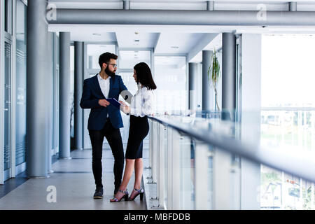 Couple d'affaires de discuter au sujet de leur travail et la façon de succès Banque D'Images