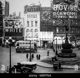 Piccadilly Circus, Londres dans les années 1920 Veuillez noter qu'en raison de l'âge de l'image pourrait être leur montrant les imperfections. Banque D'Images