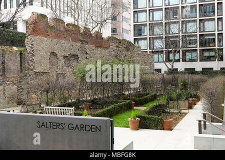 Saleurs jardin près de St Alphage Jardins & mur romain antique à côté de London Wall Place contrastées des bâtiments ancienne nouvelle ville de London UK KATHY DEWITT Banque D'Images