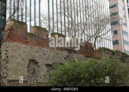 L'ancienne muraille romaine de saleurs jardin près de 2 London Wall Place vieille contrastées des bâtiments nouveaux bâtiments dans City of London UK KATHY DEWITT Banque D'Images