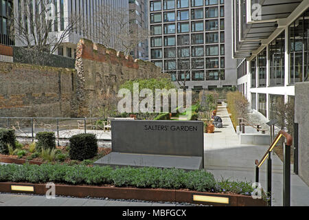 Saleurs jardin près de St Alphage gardens par London Wall dans la ville de London UK KATHY DEWITT Banque D'Images