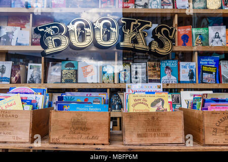 Trendy book shop avec des livres en vieux français des caisses en bois. Banque D'Images