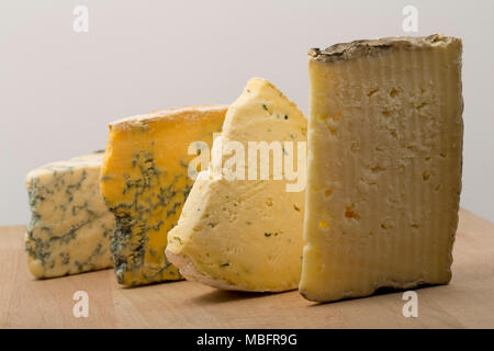 Une sélection de fromages achetés dans un supermarché au Royaume-Uni. De gauche à droite : Dorset Blue Vinney, CropwellBishop Nottinghamshire, Bleu rustique Sharpham chi Banque D'Images
