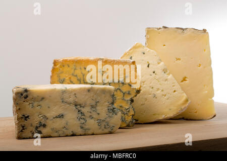 Une sélection de fromages achetés dans un supermarché au Royaume-Uni. De gauche à droite : Dorset Blue Vinney, bleu, de marque Cropwell Bishop Alpes Sharpham ciboulette rustique un Banque D'Images