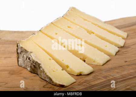 Swaledale cheese acheté dans un supermarché au Royaume-Uni et les couper en petits quartiers. Banque D'Images