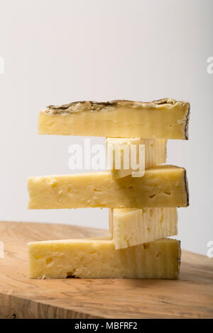 Swaledale cheese acheté dans un supermarché au Royaume-Uni et les couper en petits quartiers. Banque D'Images