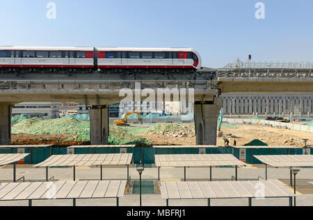 Maglev train part de la gare terminus Shichang sur la ligne S1 dans l'ouest de Beijing, Chine Banque D'Images