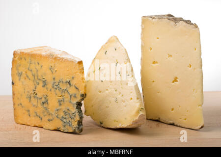 Une sélection de fromages achetés dans un supermarché au Royaume-Uni. De gauche à droite : bleu de marque Cropwell Bishop Alpes Sharpham, ciboulette et l'Ail et rustique Banque D'Images