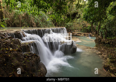 Belle vue sur une petite cascade à l'Tat Cascades de Kuang Si près de Luang Prabang au Laos. Banque D'Images