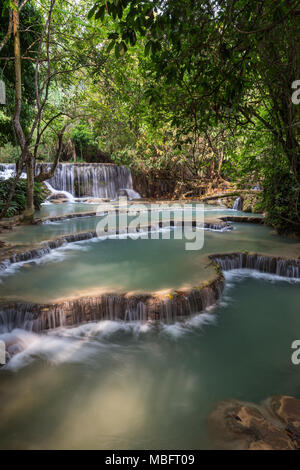 Belle vue sur une petite cascade et cascades à l'Tat Cascades de Kuang Si près de Luang Prabang au Laos sur une journée ensoleillée. Banque D'Images