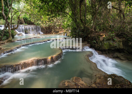 Belle vue sur une petite cascade et cascades à l'Tat Cascades de Kuang Si près de Luang Prabang au Laos sur une journée ensoleillée. Banque D'Images