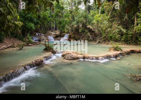 Belle vue sur une petite cascade et cascades à l'Tat Cascades de Kuang Si près de Luang Prabang au Laos sur une journée ensoleillée. Banque D'Images