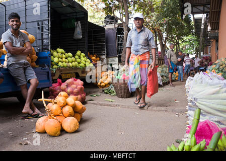 Vue horizontale de la livraison des hommes à Dambulla marché de gros de fruits et légumes au Sri Lanka. Banque D'Images