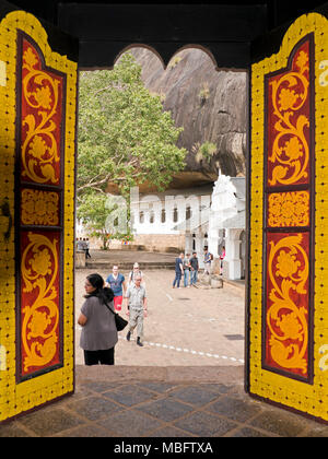 Vue verticale de l'entrée de l'Dambulla Cave Temple au Sri Lanka. Banque D'Images