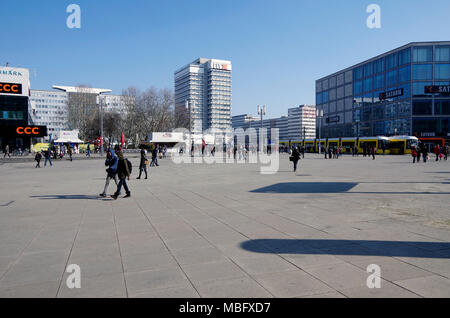 Alexanderplatz, moyeu traditionnel de Berlin, dans l'est prolétarienne, site d'un millions de démonstration forte les difficiles réformes quelques jours avant du mur, Banque D'Images