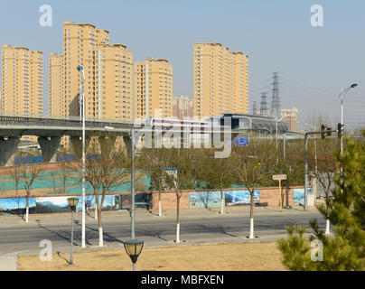 Un maglev train arrive à la station de Xiaoyuan sur le S1 Ligne de métro de Beijing, Chine Banque D'Images