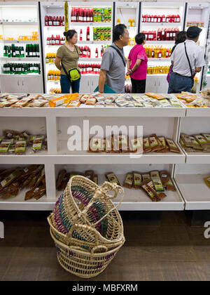 Vue verticale de touristes japonais shopping dans une boutique ayurvédique au Sri Lanka. Banque D'Images