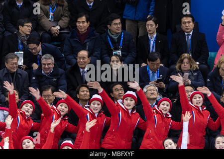 Le président sud-coréen Moon Jae-in, le président du CIO, Thomas Bach, cérémonial de la Corée du Nord chef de l'Etat Kim Yong Nam et Kim Jong-Yo, soeur de l'Kor Banque D'Images
