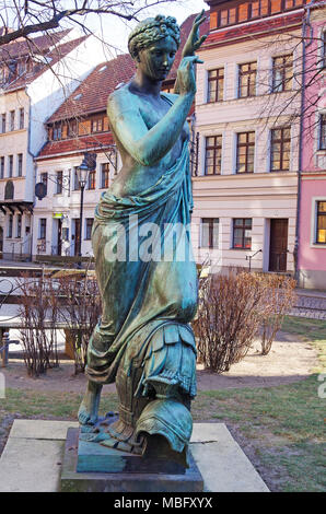 Clio (Klio), la Muse de l'histoire, la sculpture par Albert Wolff , maintenant dans le jardin de la Nikolaikirche, à Berlin, Eglise Saint-Nicolas. Banque D'Images