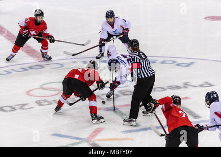 Face à face entre l'AlinaMuller (SUI) # 25 et Randi Heesoo Griffin (KOR) # 37 au cours de la Corée (combinded) contre la Suisse le hockey sur glace féminin la concurrence au t Banque D'Images