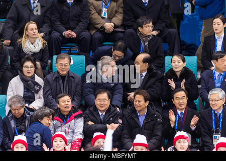 Le Président de l'USOC Thomas Bach, cérémonial de la Corée du Nord chef de l'Etat Kim Yong Nam et Kim Jong-Yo, soeur de le dirigeant nord-coréen Kim Jong-un, assister à la Banque D'Images