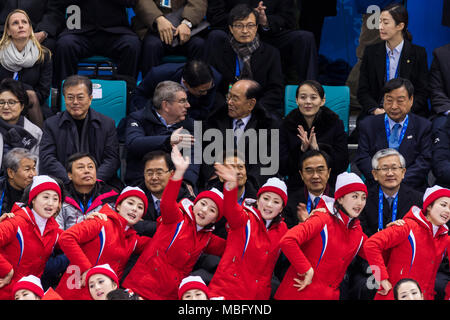 Le Président de l'USOC Thomas Bach, cérémonial de la Corée du Nord chef de l'Etat Kim Yong Nam et Kim Jong-Yo, soeur de le dirigeant nord-coréen Kim Jong-un, assister à la Banque D'Images