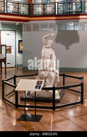 L'art et de sculpture à l'intérieur du Musée Cliffe, Keighley, Bradford, Yorkshire, Royaume-Uni. Banque D'Images