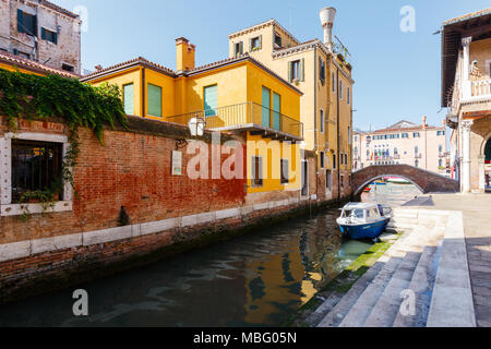 Vue type de bateaux sur le canal près du plus grand marché aux poissons de Venise Banque D'Images