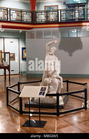 L'art et de sculpture à l'intérieur du Musée Cliffe, Keighley, Bradford, Yorkshire, Royaume-Uni. Banque D'Images