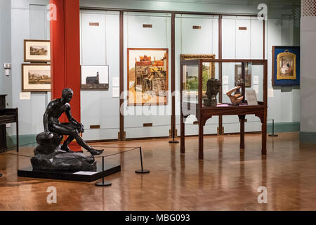 L'art et de sculpture à l'intérieur du Musée Cliffe, Keighley, Bradford, Yorkshire, Royaume-Uni. Banque D'Images