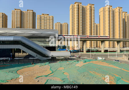 Un train part de Xiaoyuan maglev station sur la ligne de métro S1 à Pékin, Chine Banque D'Images