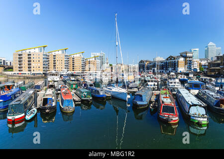 Péniche dans le bassin de Limehouse à Londres, Angleterre Royaume-Uni Banque D'Images