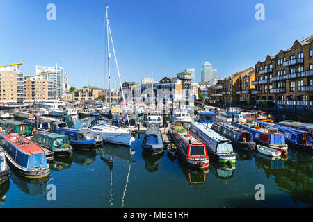 Péniche dans le bassin de Limehouse à Londres, Angleterre Royaume-Uni Banque D'Images