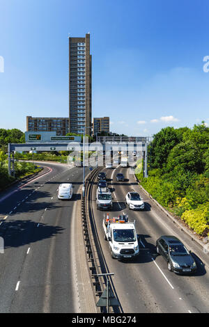 Balfron Tower bâtiment résidentiel et A102 Blackwall Tunnel Approche dans Londres, Angleterre Royaume-Uni UK Banque D'Images