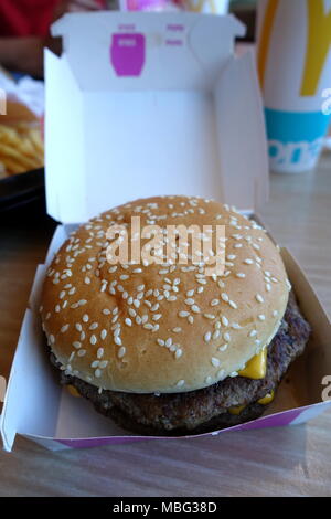 Close up of Australian McDonald's le quart de livre Double Burger Banque D'Images