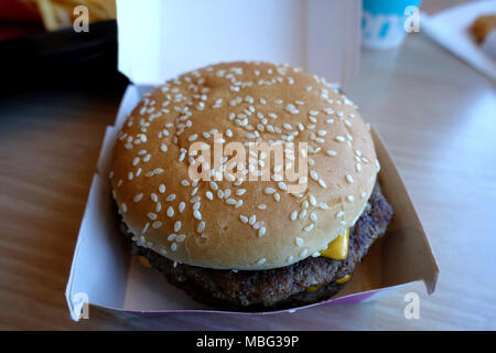 Close up of Australian McDonald's le quart de livre Double Burger Banque D'Images