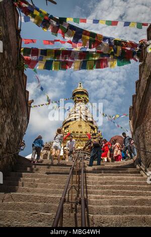 Une vue vers le haut des mesures en vue de Swayambu monkey temple, Katmandou, Népal. Banque D'Images